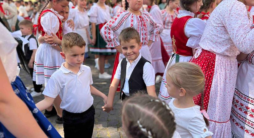 Összetartozás tánca: 400 fiatal mozdult együtt Beregszászban a nemzeti egység jegyében