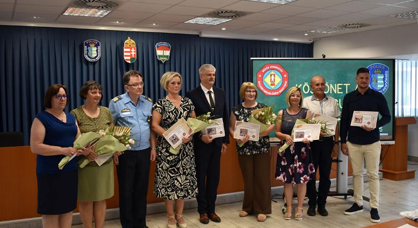 Közlekedési ismereteket oktató pedagógusokat részesített elismerésben a Békés vármegyei rendőrség