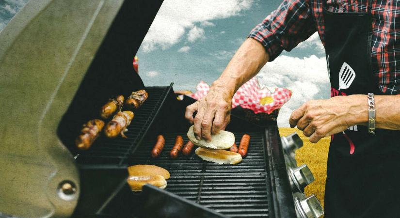 Apa besegít a főzésbe, és kitalálja: ő grillezni akar