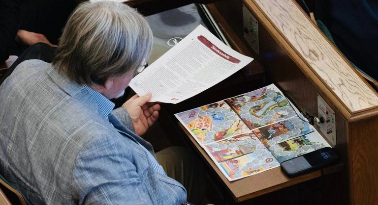 Lemondásra szólította fel a győri polgármester Dézsi Csabát, aki a közgyűlés alatt társasjátékozott