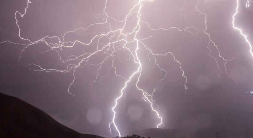 Jönnek a zivatarok! Az ország nagy részére riasztást adott ki a meteorológiai szolgálat