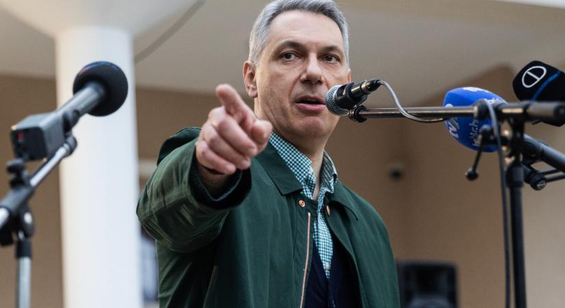 Páros lábbal száll bele az utaztatós, zártkörű Fidesz-fórumokba, és isteníti Lázár János roadshow-ját a Lázár János-közeli hódmezővásárhelyi lap