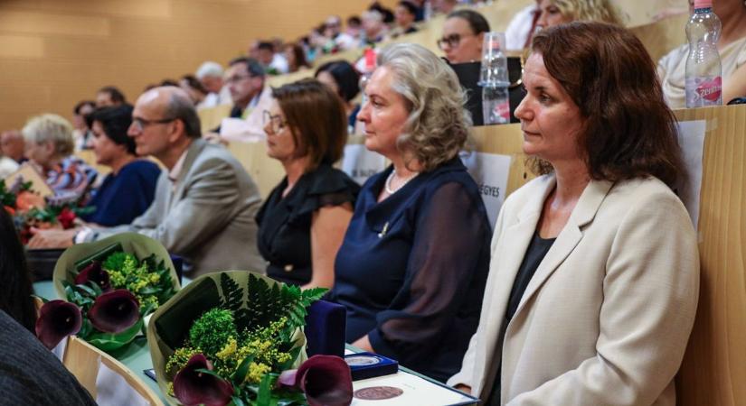 Kiemelkedő pedagógusok és diákok munkáját ismerték el Szolnokon, mutatjuk a díjazottak listáját