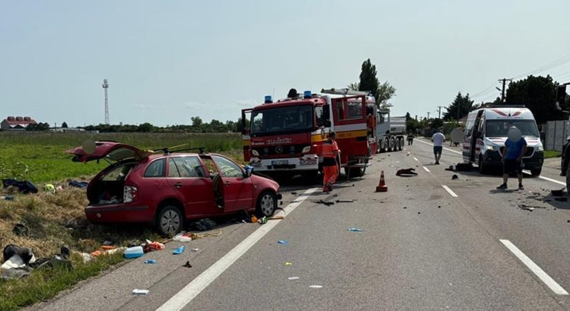 TRAGÉDIA: Autó és kamion ütközött Nagymácsédnál, egy ember szörnyethalt