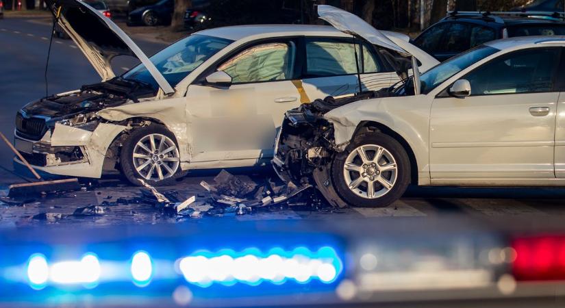 Autómentő és kamion ütközött össze az M7-esen, vigyázz, ha arra jársz!