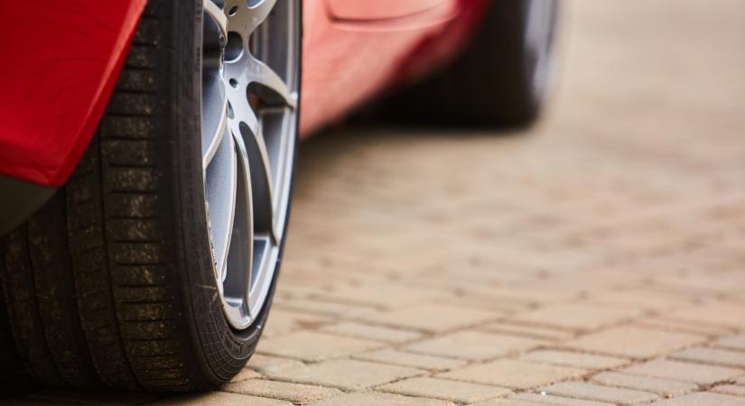 Nekiment a parkoló Alfa Romeo-nak