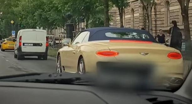 Várkonyi Andrea az Andrássy úton hajtotta a 120 milliós Bentley-t, rátapadt egy Skoda
