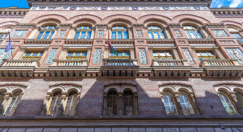 Kormányivatali dolgozók ellen nyomoznak