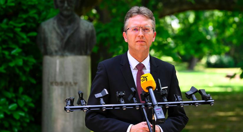 Brüsszel nekiment a gyerekvédelmi törvénynek: Orbán minisztere keményen visszaszólt