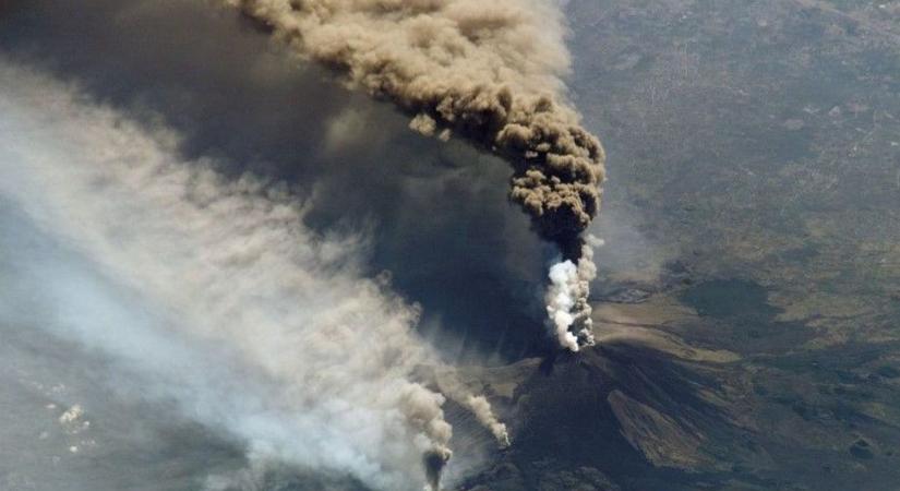 Döbbenetes videó ahogy kitört az Etna, óriási füstfelhőben menekültek a kirándulók