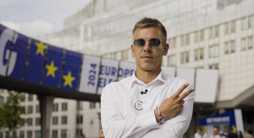 Magyar Péter dilizős levélben kérdezi fel Mészáros Lőrincet, idegen szavakat magyaráz el neki, Felcsúton, hordókban elásott casht emleget, és a zebrák ízéről érdeklődik