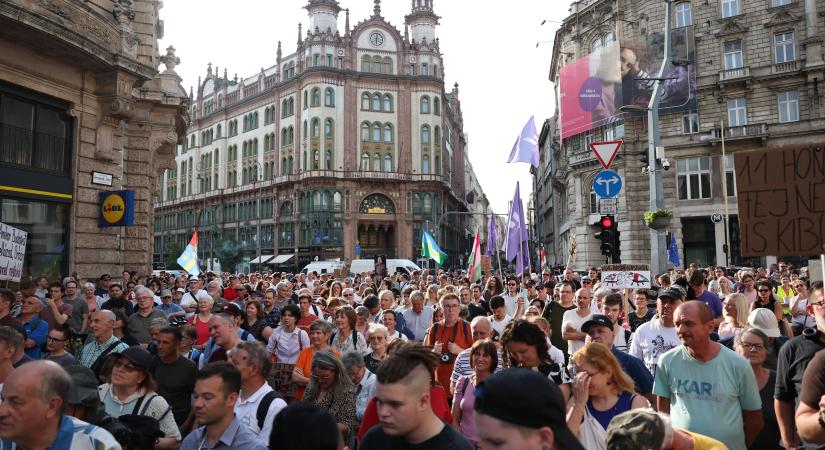 Újra tüntetést szervezett Hadházy Ákos, a tömeg a városházához vonult