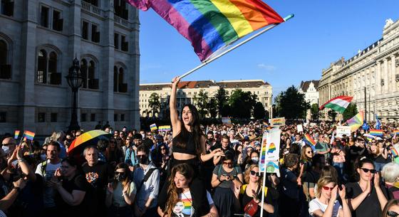 Betiltotta a kormány a szivárványos zászló kitűzését az állami intézmények épületeire