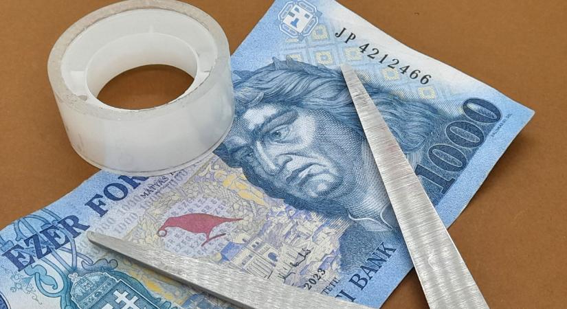 Így történik a sérült, ragasztott, szakadt pénz beváltása 2025-ben: kár lenne eldobni az ilyen bankjegyet
