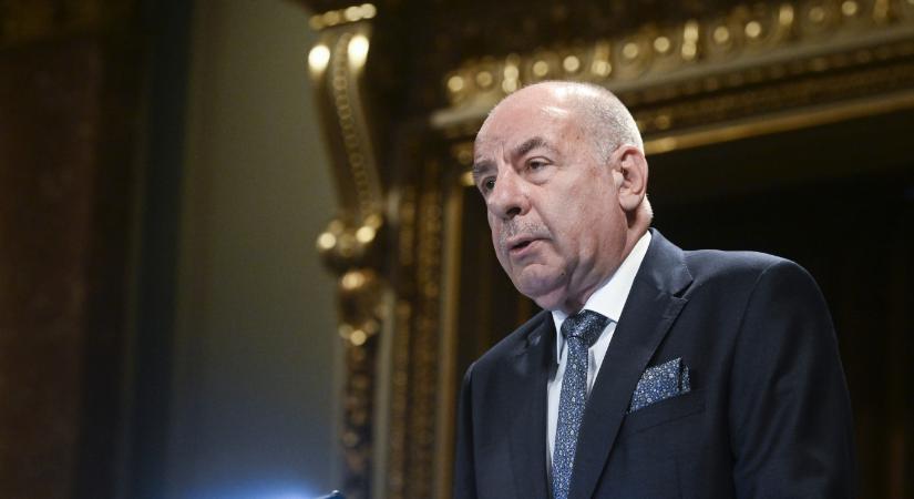 A Sándor-palota azt mondja, „csupán észrevételeket jelzett” az átláthatóságinak nevezett törvényhez, ami nem egyedi eset