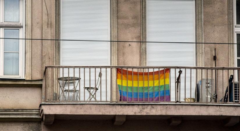 A kormányzati, állami intézmények épületein hivatalosan is tilos a szivárványos LMBTQ-zászló