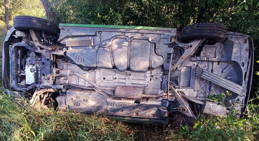 Postás furgon borult árokba Imrehegy közelében – videóval