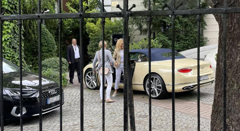 Így luxizik az Andrássy úton 120 milliós Bentley-jével Várkonyi Andrea