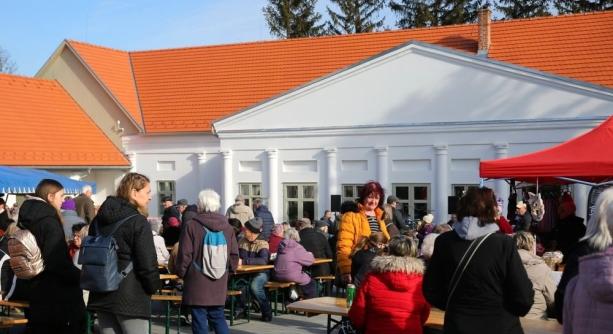 Programkavalkád a Mondbach-kúriában