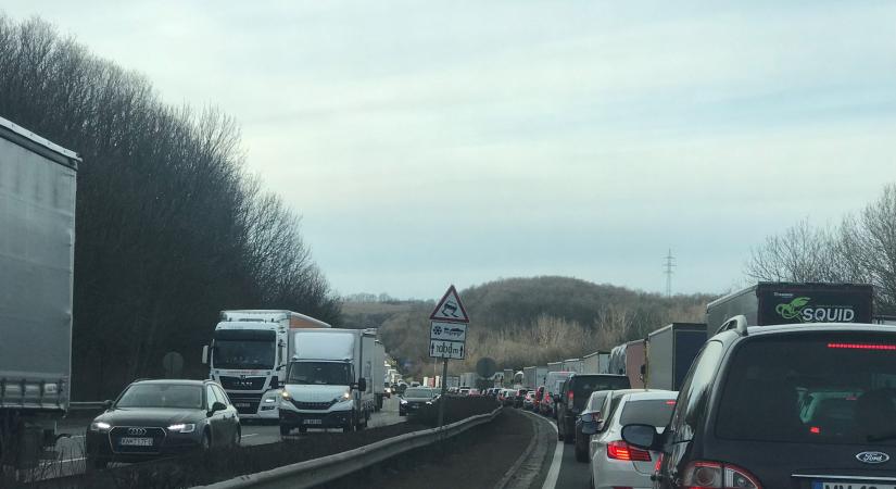 Autósok figyelem! Ezek az autóutak váltak fizetőssé júniustól