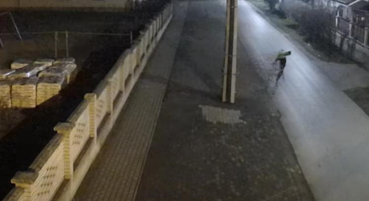 Videón a lúzerség Guinness-rekordja, avagy „Ragasztós Rambó” akcióban