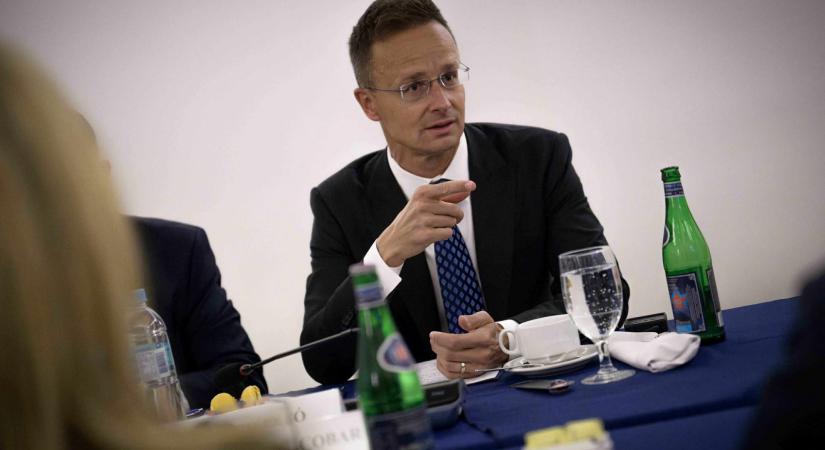 Szijjártó Péter most El-Salvadorral együtt küzd
