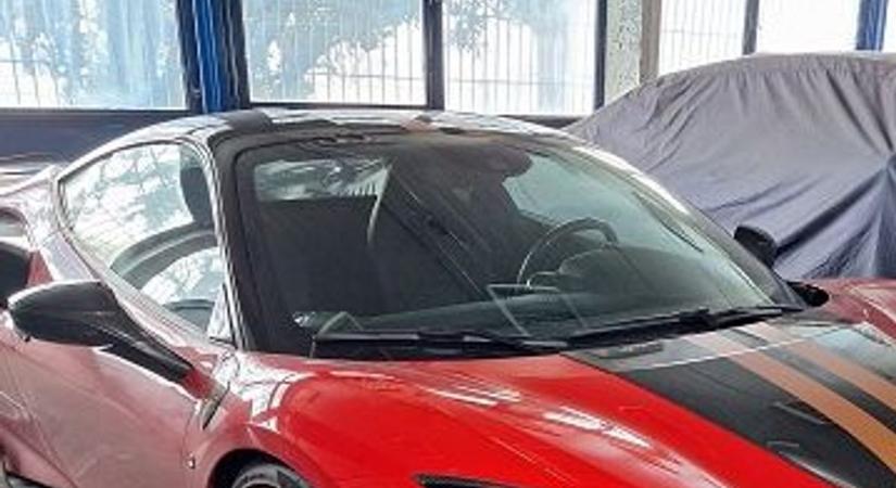 Itt a Ferrari, ami rekordáron kelt el a NAV árverésén - videó