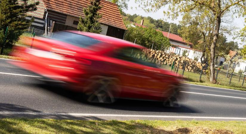 Két sörösdoboz tarthatja kordában a gyorshajtókat a Balatonnál