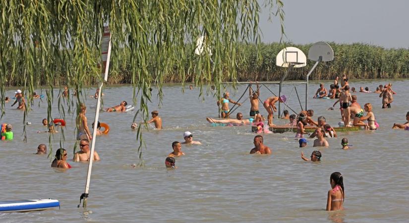 Pénztárcát kinyitni! Ennyiért csobbanhatunk idén a Balatonban