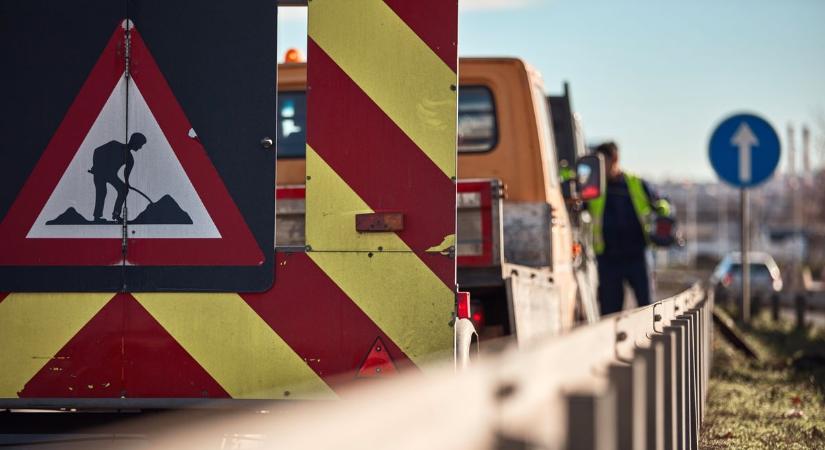 Több főúton is korlátozzák a forgalmat pénteken