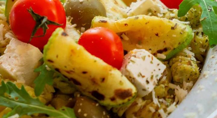 Színes, mediterrán tésztasaláta zöldségekkel: jól behűtve az igazi
