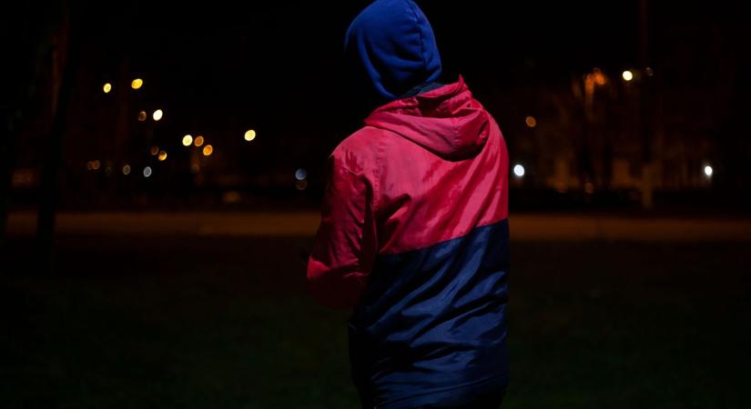 Sötétedés után gyanús alakok figyelik a hídról a szolnoki épületet, nem riadnak vissza semmitől