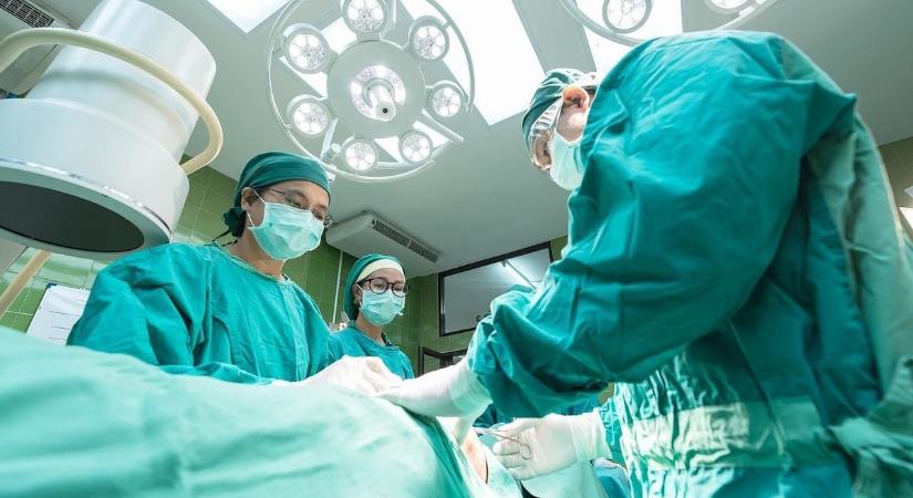 Vasszigor szigor jöhet a kórházakban – arcfelismerő rendszerrel ellenőriznék a dolgozókat