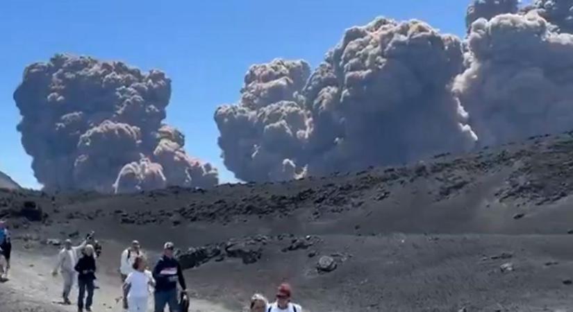 Így rohantak a turisták az Etna füstje elől