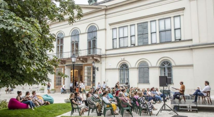 Mi a közös a népdalokban, a műdalokban, a dalszövegekben és a versekben?