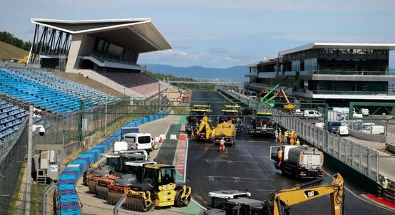 Új, tükörsima aszfaltot kapott a Hungaroring célegyenese