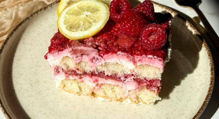 Krémes, málnás tiramisu házi dzsemmel: tojás- és koffeinmentes recept