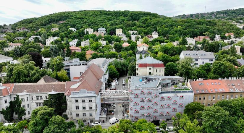 Hamarosan lekerülhetnek az állványok a Semmelweis új Képalkotó Központjáról