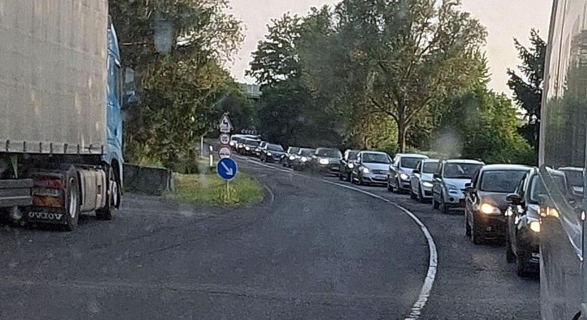 Nehezen indult az ingázók reggele, hatalmas sor alakult ki a bucsui határnál - fotó