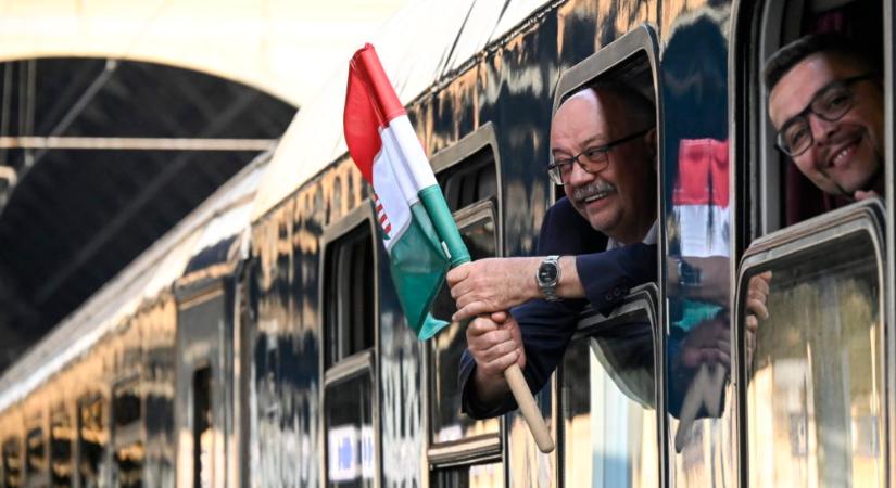 Elindult a Székely Gyors és a Csíksomlyó Expressz Erdélybe