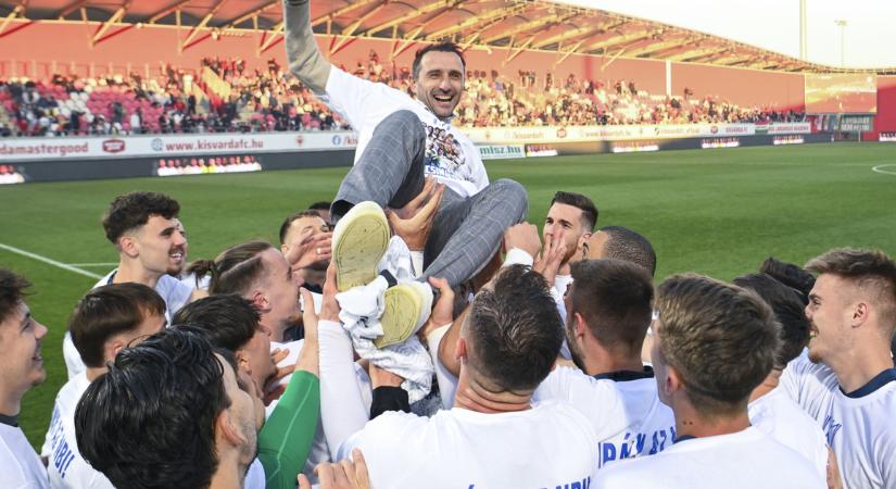 Hiába a bravúros feljutás, az NB II-ben marad az egyik legtehetségesebb magyar futballedző