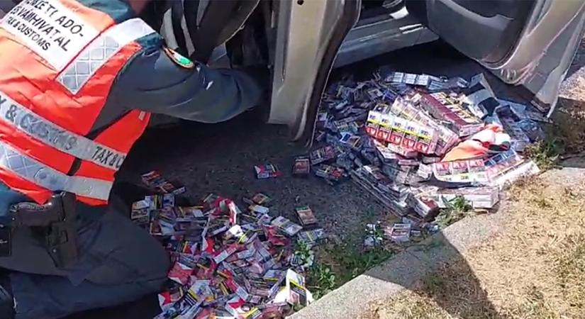 Több ezer doboz cigit rejtett el az autóban a bolgár házaspár, a magyar határnál csaptak le rájuk