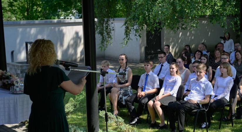 Neves sportember is tiszteletét tette a vásárhelyi iskolai díjátadón – galériával