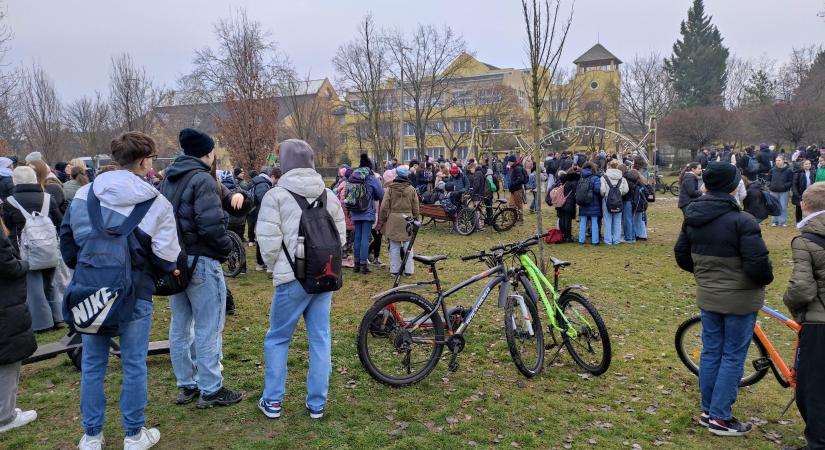 Másfél év próbaidőt kapott a vásárhelyi iskolákat bombával fenyegető diák