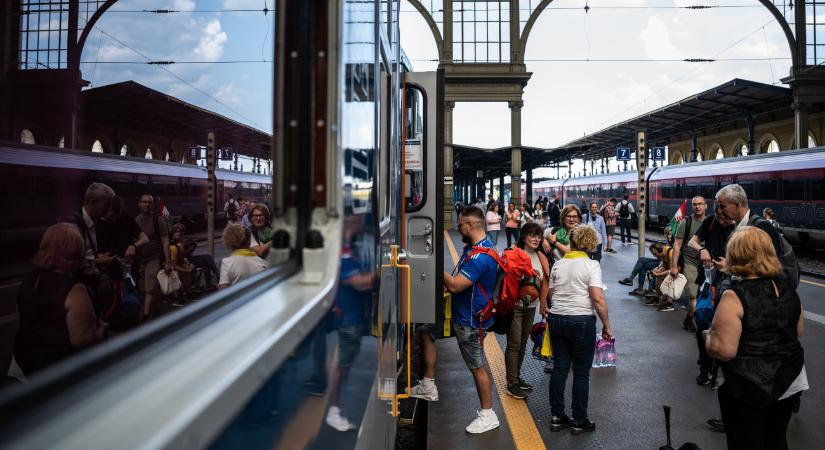 Már mennek a zarándokvonatok Csíksomlyó felé