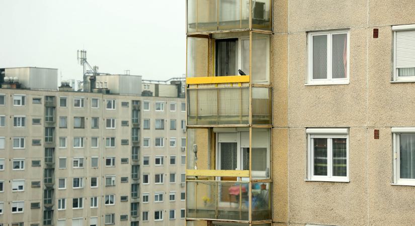 Adathalászok hagynak papírfecniket a Debreceni Vízmű nevében a debreceni lakásoknál
