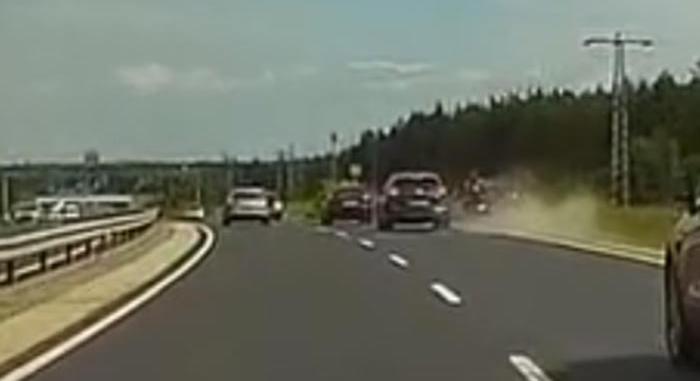A padkán előzte a sort az ámokfutó motoros a 8-as úton