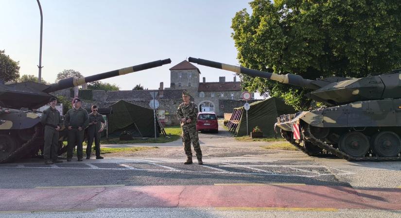 Harckocsik árnyékában készül a Tatai Patara – ma még ingyen nézheted meg fotók