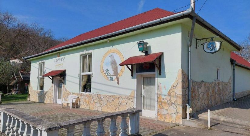 Szeretett vendéglőt árulnak Komárom-Esztergom egyik legszebb településén