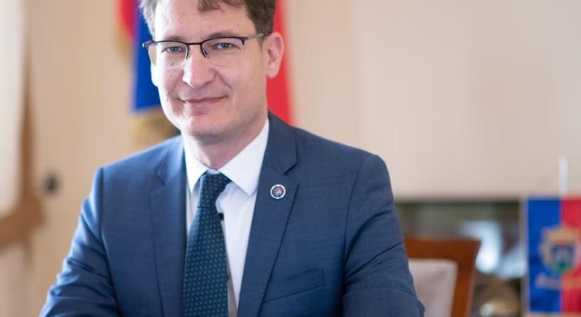Síró, picsogó önkormányzatok: Cser-Palkovics bocsánatkérést vár Vitályostól